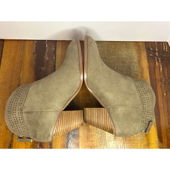 Violet and Red Women's Jackson Laser Cut Faux Suede Ankle Boots Green Sz 9 NWOB - Picture 6 of 9